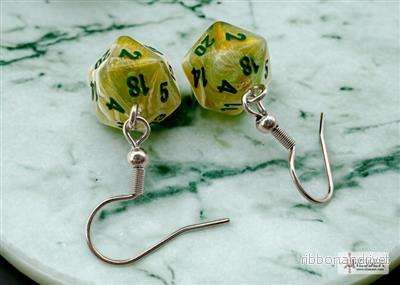 Chessex Hook Örhängen Marble Green Mini-Poly d20 Par