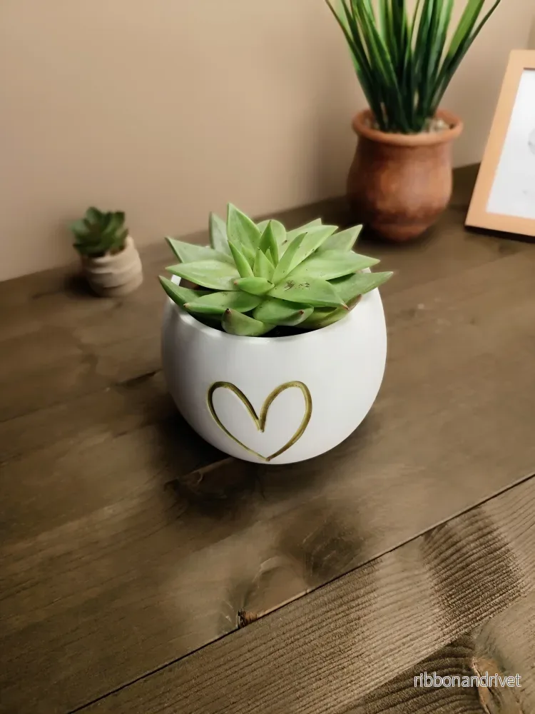 Söt liten blomkruka med hjärtformat relief - Bild 2