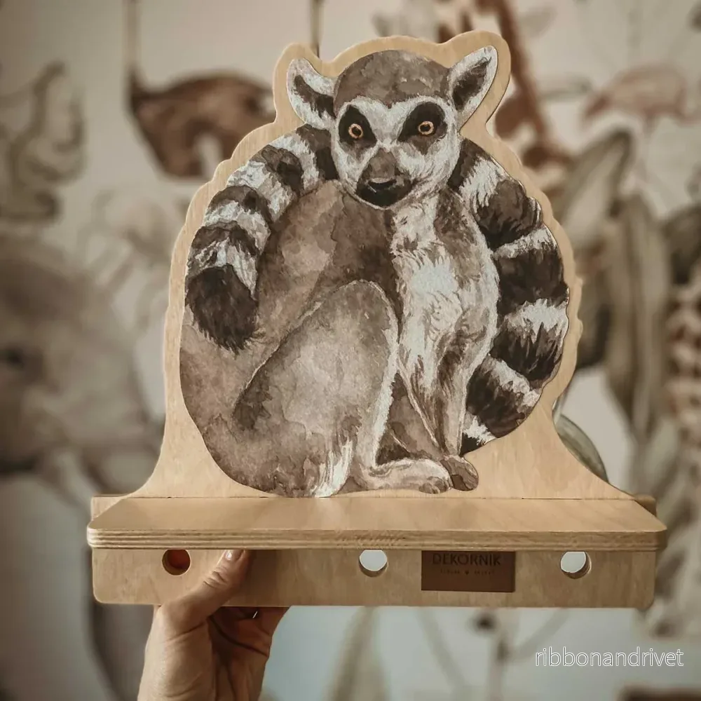 Vägghylla med lemurmotiv – Minihylla i trä för barnrum Vägghylla med lemurmotiv – Minihylla i trä för barnrum