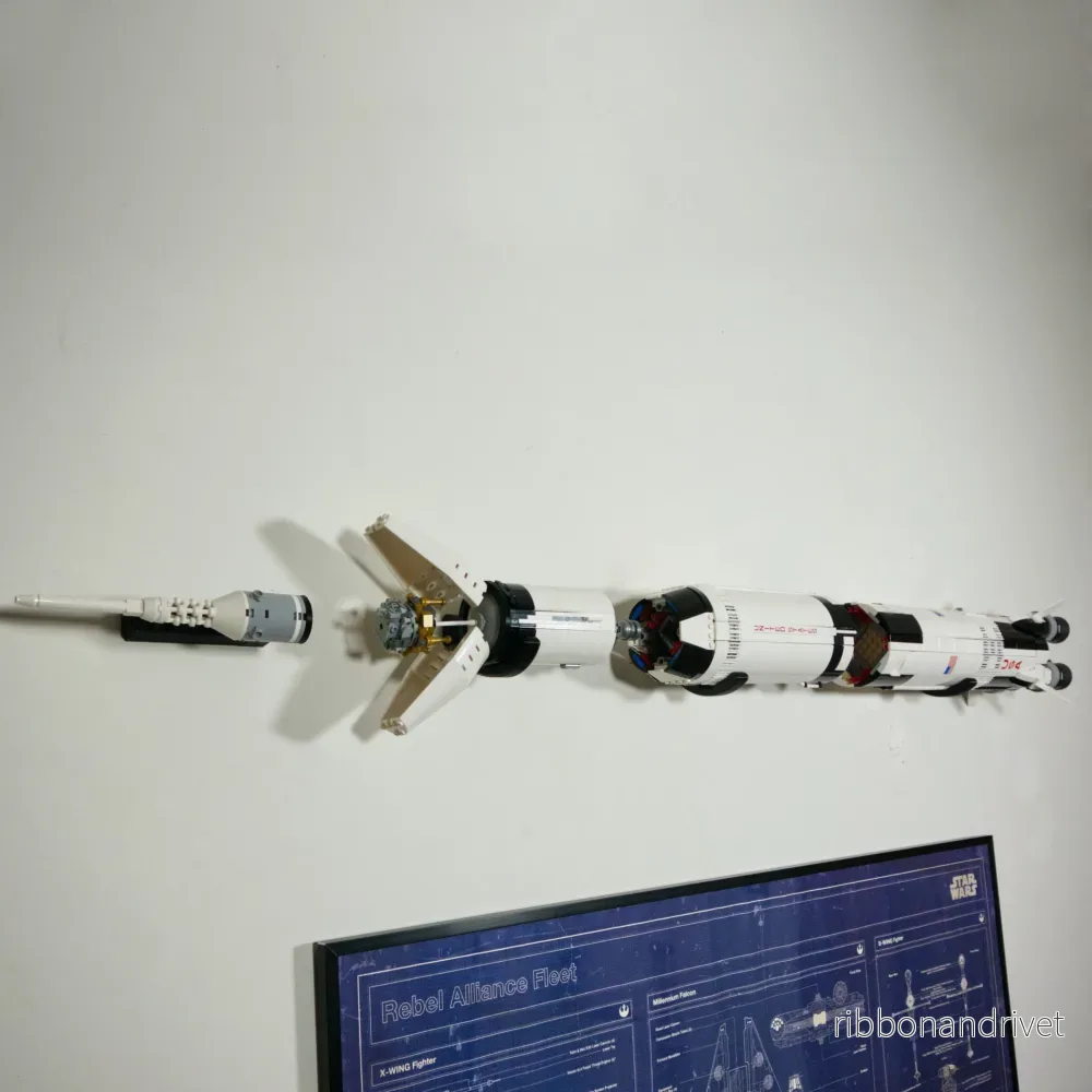Minimalistisk väggupphängning för Saturn V-raket - Bild 3