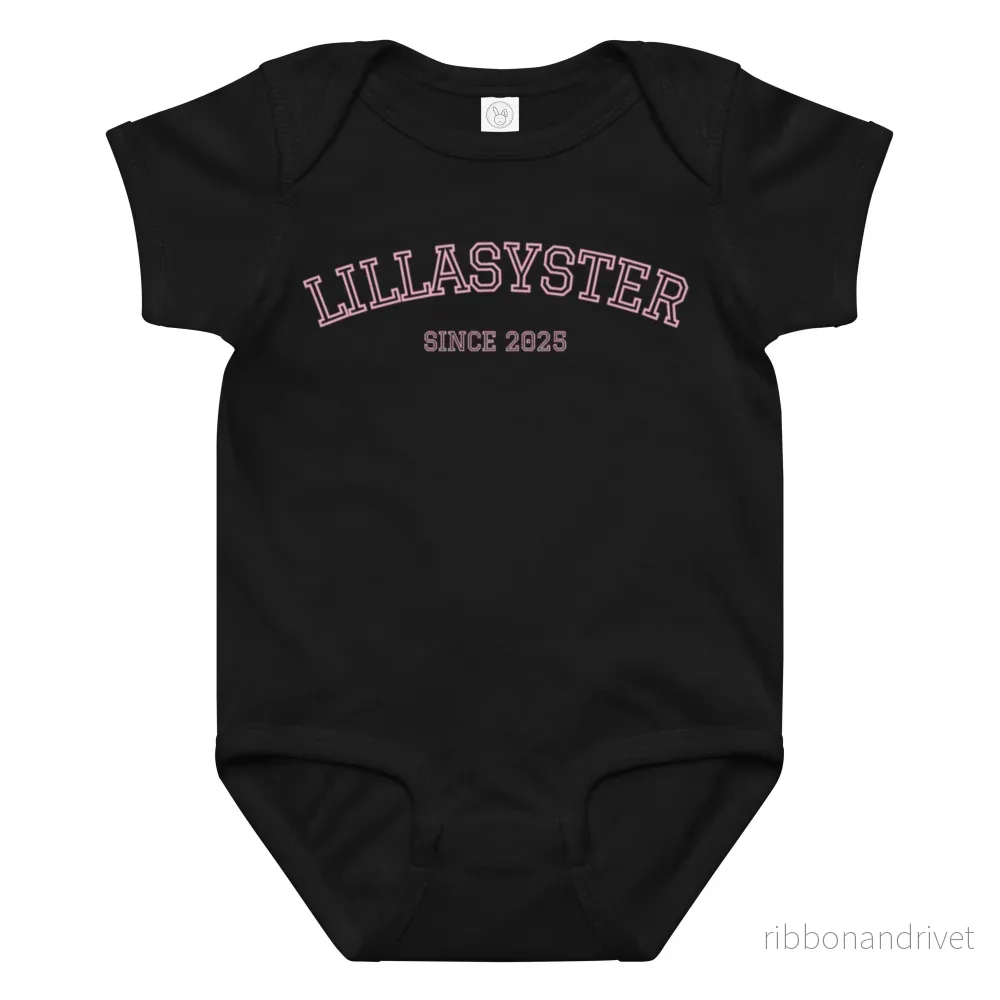 Lillasyster Body - 2025 (rosa text) - Bild 3