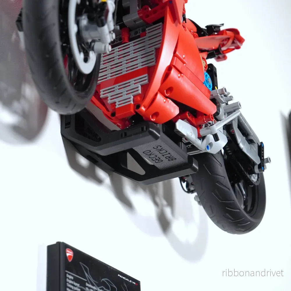 Väggfäste för Technic Ducati Panigale V4 S - Bild 3