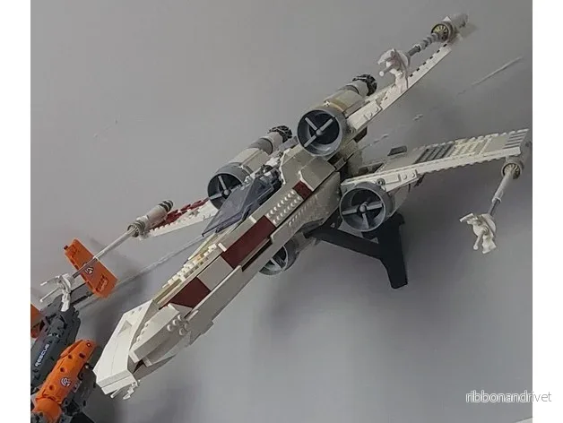 Väggfäste för LEGO 75355 UCS X-Wing – Visa i flygläge Väggfäste för LEGO 75355 UCS X-Wing – Visa i flygläge