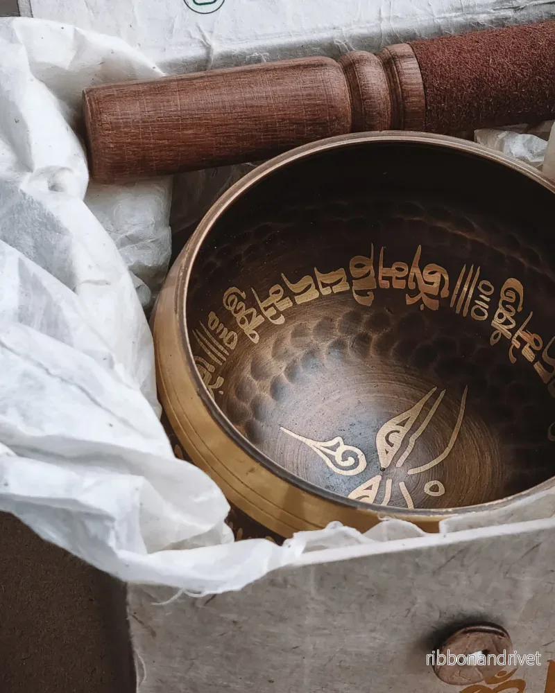 Singing bowl with wooden stick - Nepal - Bild 2