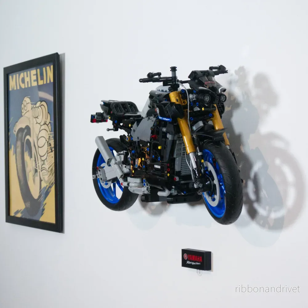 Väggfäste för LEGO Technic Yamaha MT-10 SP