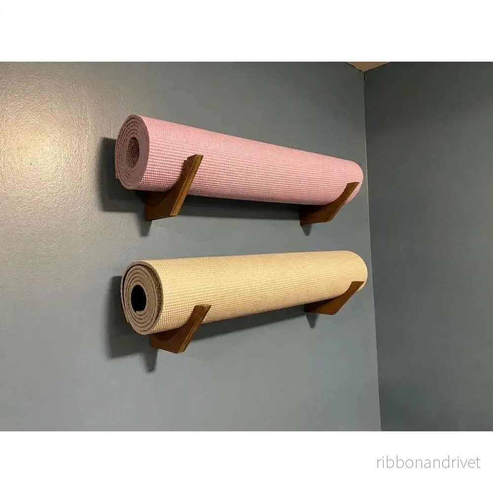 Väggmonterad hållare för förvaring av yogamattor