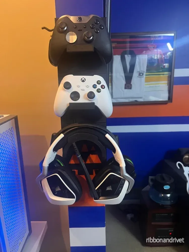 Modulär lösning för väggmontering av Xbox-kontroller och hörlurar Modulär lösning för väggmontering av Xbox-kontroller och hörlurar