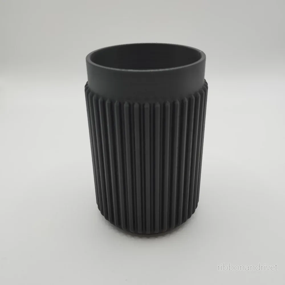 Ljusstak med modern split rib-design
