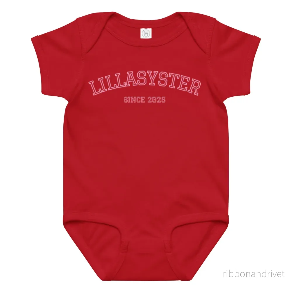 Lillasyster Body - 2025 (rosa text) - Bild 2