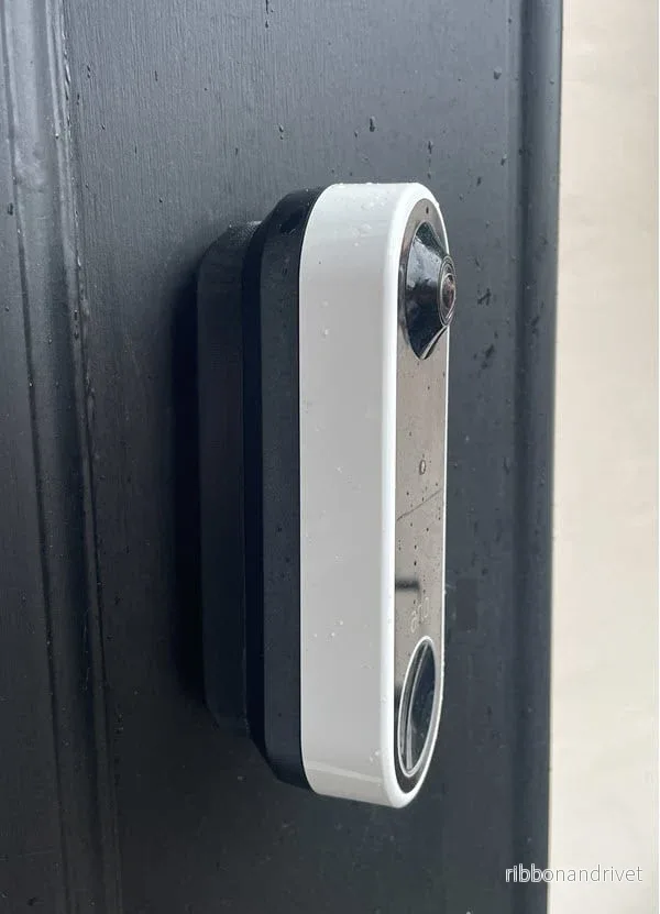 Vinklat väggfäste för Arlo videodörrklocka