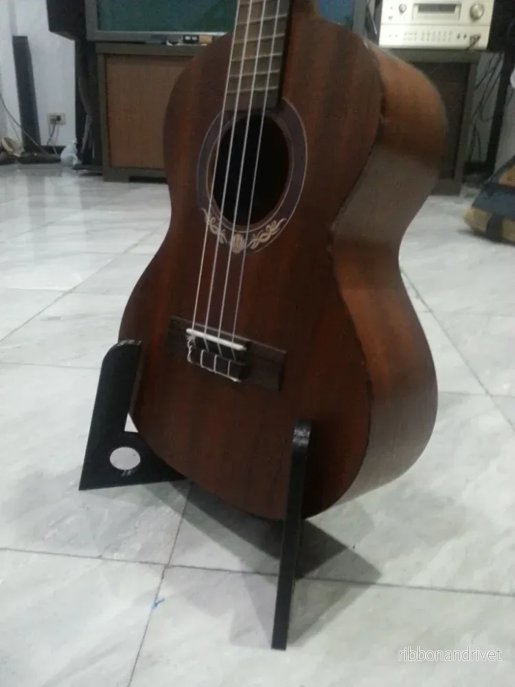 Hopfällbart ukulelestativ med baklås för tenorukulele