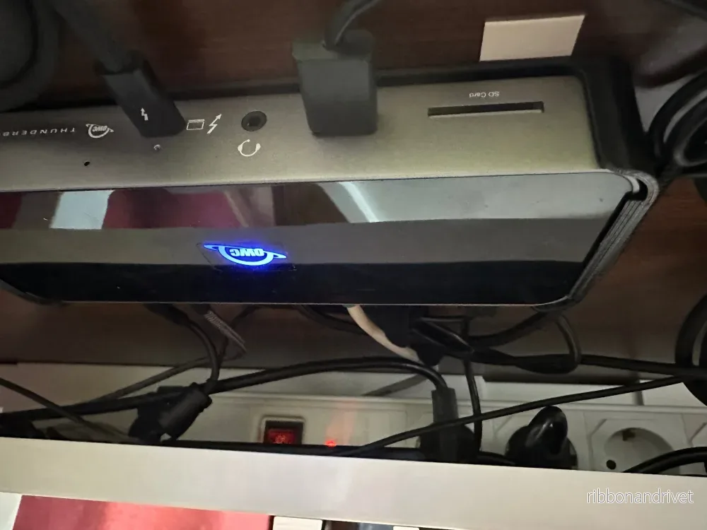 Snap-in-fäste för OWC Thunderbolt 4-docka – Optimal skrivbordsorganisation Snap-in-fäste för OWC Thunderbolt 4-docka – Optimal skrivbordsorganisation