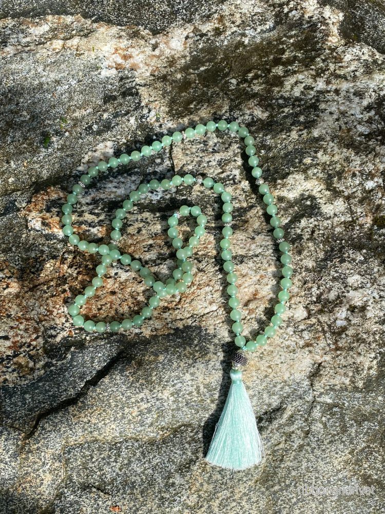 Mala med Aventurin, indonesiskpärla och handknuten silkestofs - Bild 3