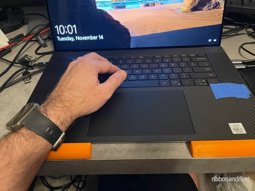Ergonomiskt handledsstöd för tangentbord och bärbar dator