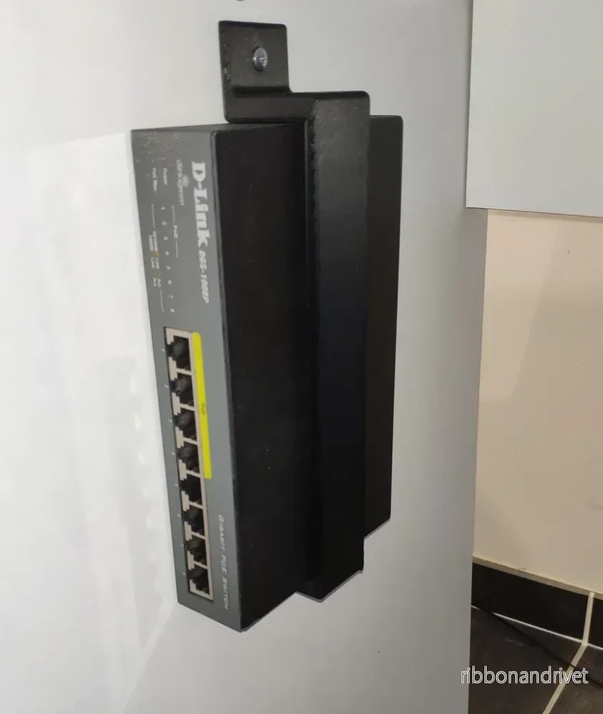 Underdesk-stöd för D-Link DGS-1008P Switch