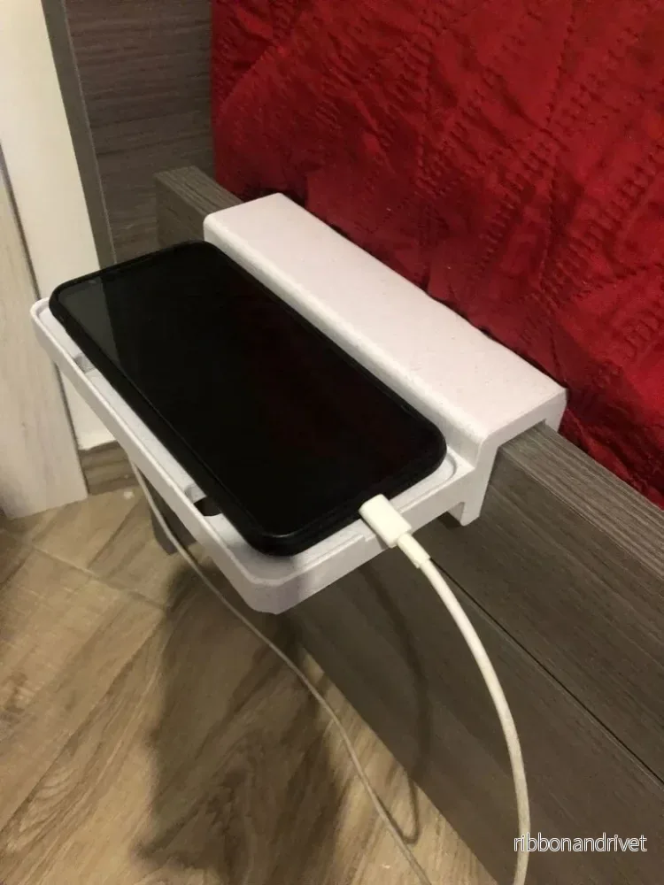 Universell telefonhylla för sängen