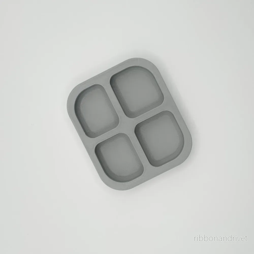 Minimalistisk nyckelbricka med fyra förvaringsfack - Bild 3