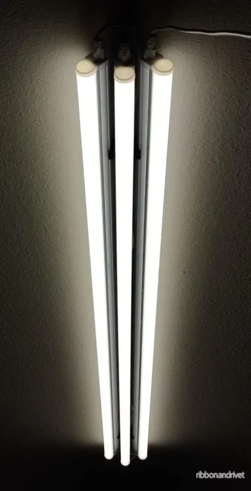 Takfäste för tre Barrina T5 LED-lampor Takfäste för tre Barrina T5 LED-lampor