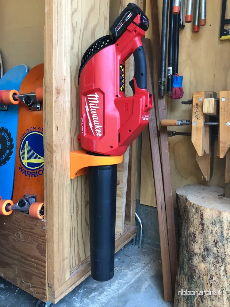 Milwaukee M18 lövblås väggfäste
