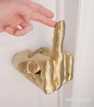 Roligt dörrhandtag med långfinger