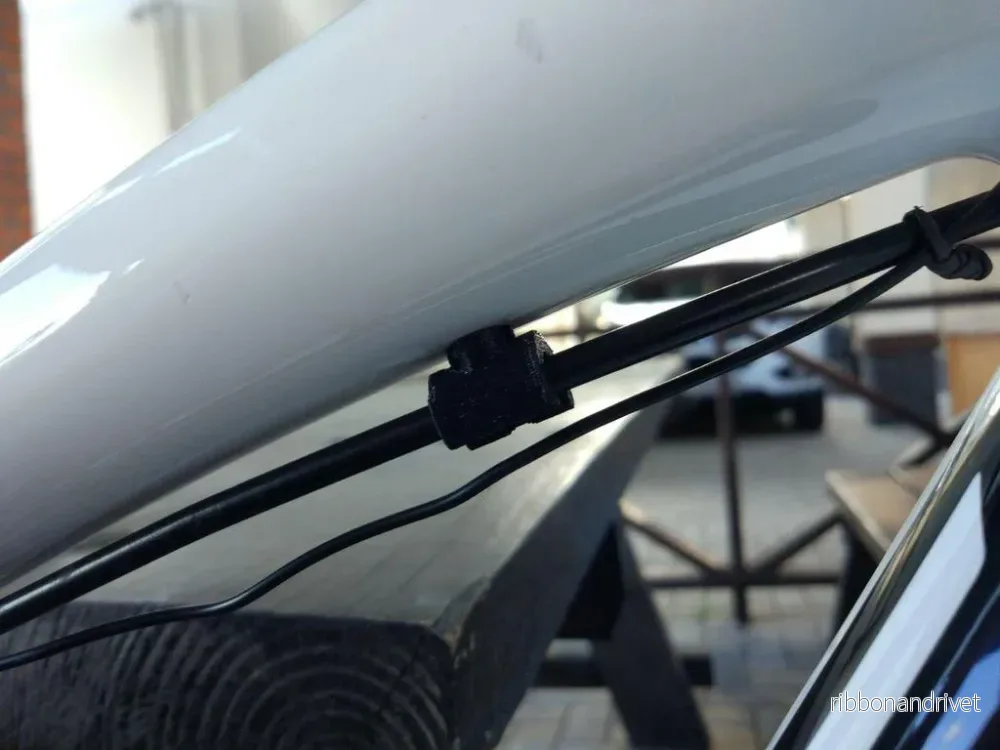 Bromsrörsklämma och kabelhållare för cykel