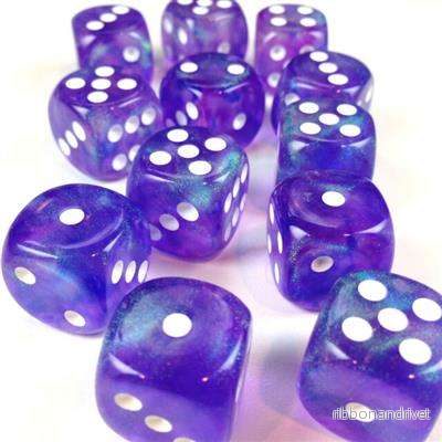 Chessex Borealis 16mm d6 Lila/Vit Luminary Tärningsblock (12 tärningar) Chessex Borealis 16mm d6 Lila/Vit Luminary Tärningsblock (12 tärningar)