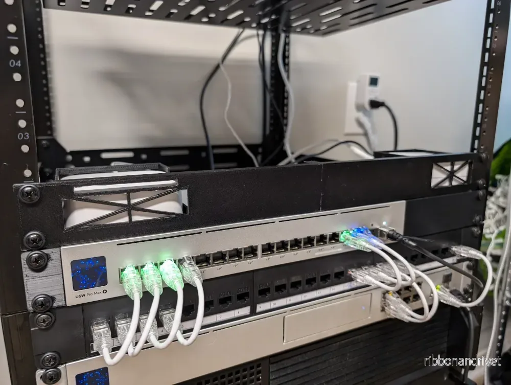 19-tums serverrackmontering för Philips Hue och Lutron Caseta