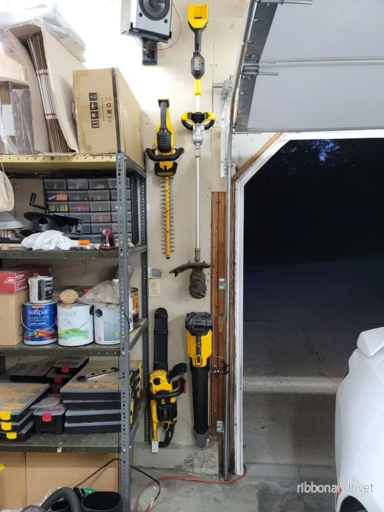 Väggfäste för DeWalt DCBL722 lövblåsare - Bild 2