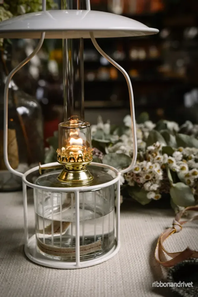 Hängande fotogenlampa, vit med mässingsdetaljer - Bild 2