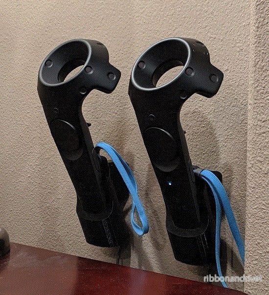 HTC Vive Väggmonterad Handkontrollhållare med Laddningsfunktion - Bild 2