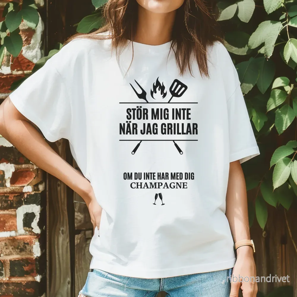 Stör mig inte när jag grillar – om du inte har med dig Champagne. Stör mig inte när jag grillar – om du inte har med dig Champagne.