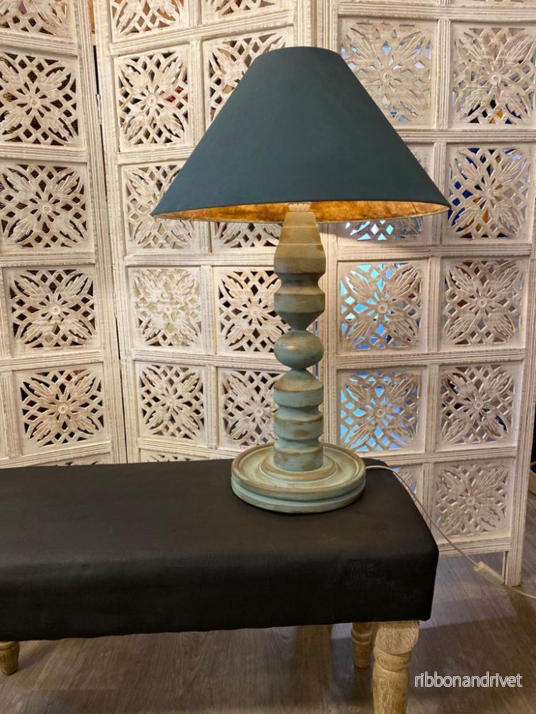 Målad lampskärm och fot Målad lampskärm och fot