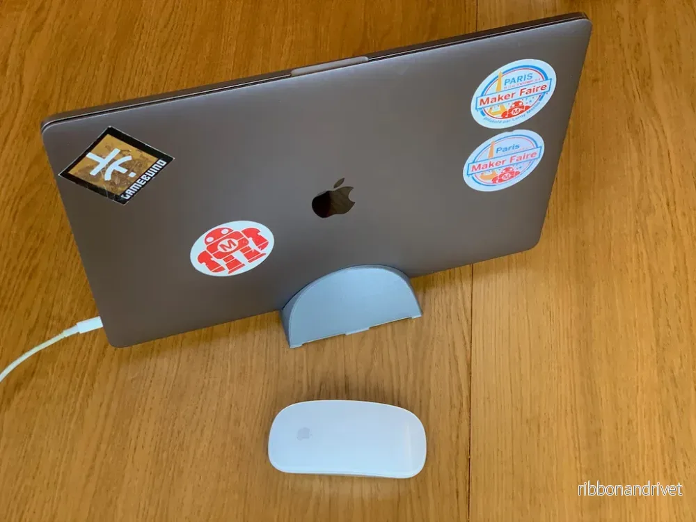 Vertikalt MacBook-ställ med effektiv kylning
