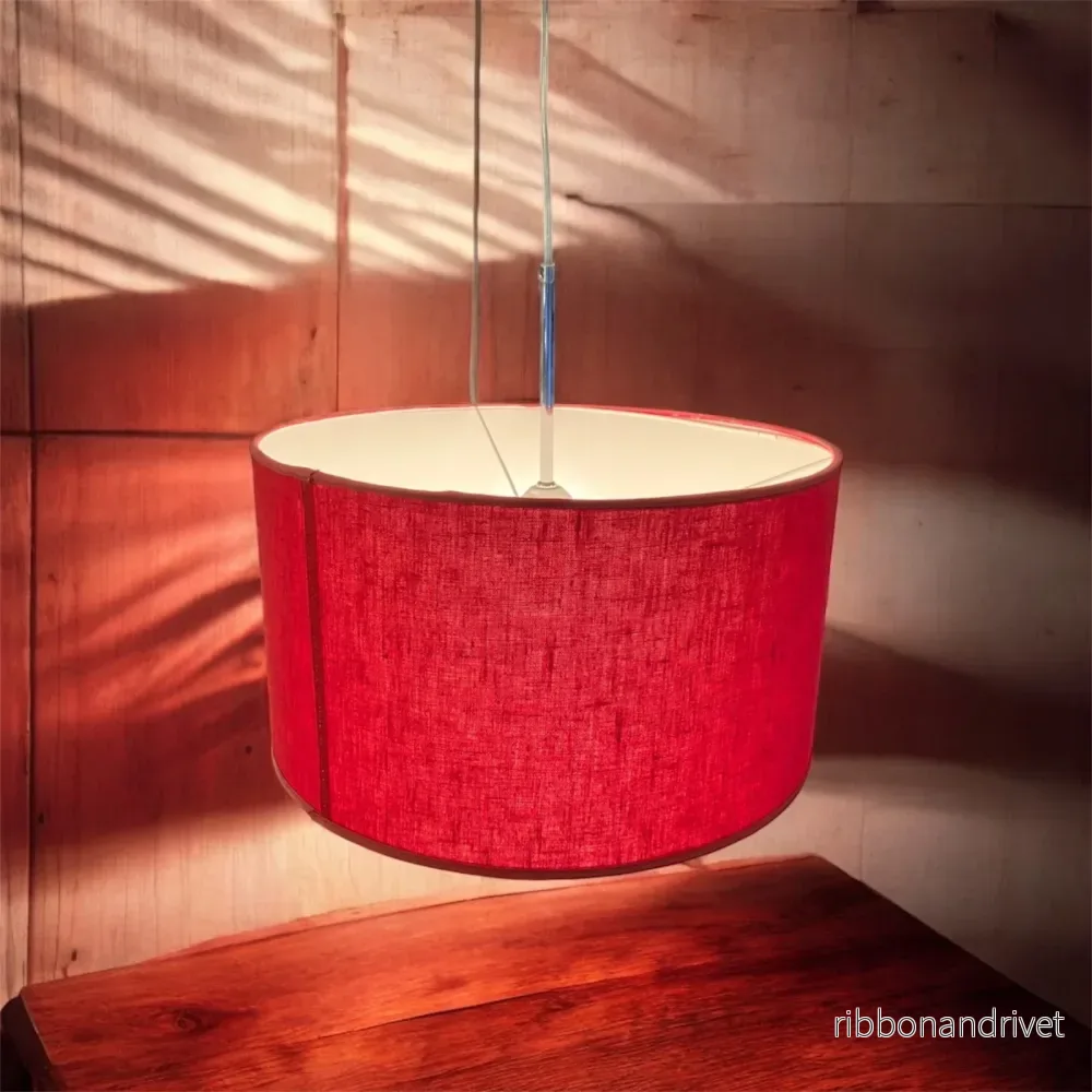 Cylindrisk lampskärm på taklampa Cylindrisk lampskärm på taklampa