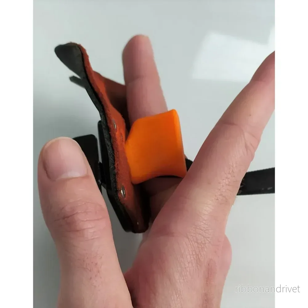 Bågskyttekit med strängklämma, fingerkil och armskydd - Bild 2