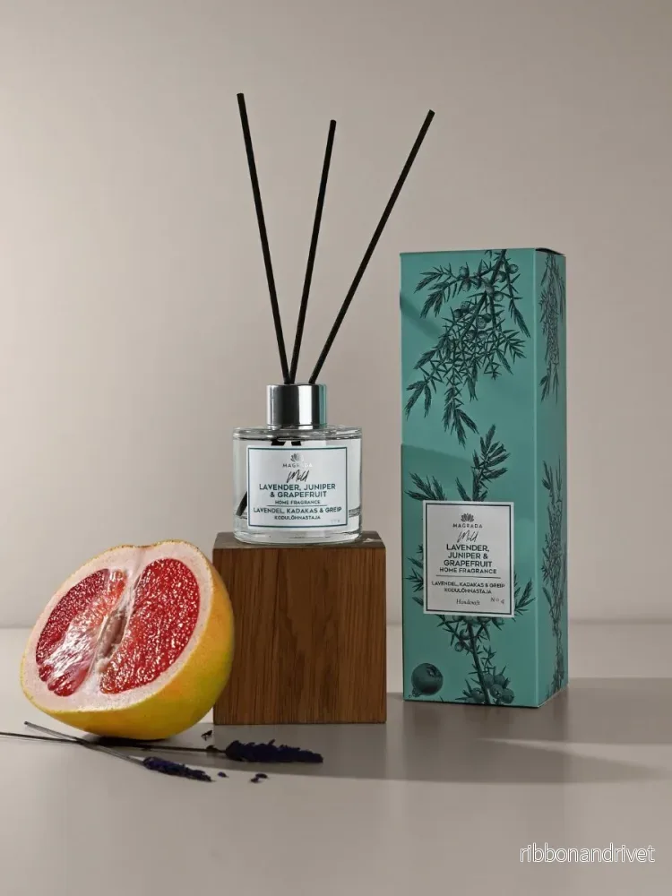 Handgjorda doftpinnar ’Mild’ – Lavendel, Grapefrukt, Enbär, 100 ml Handgjorda doftpinnar ’Mild’ – Lavendel, Grapefrukt, Enbär, 100 ml