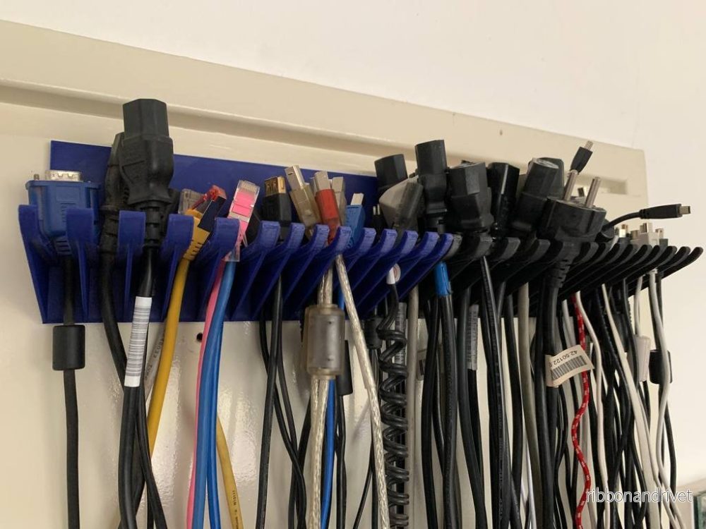 Universell kabelhållare för väggmontering