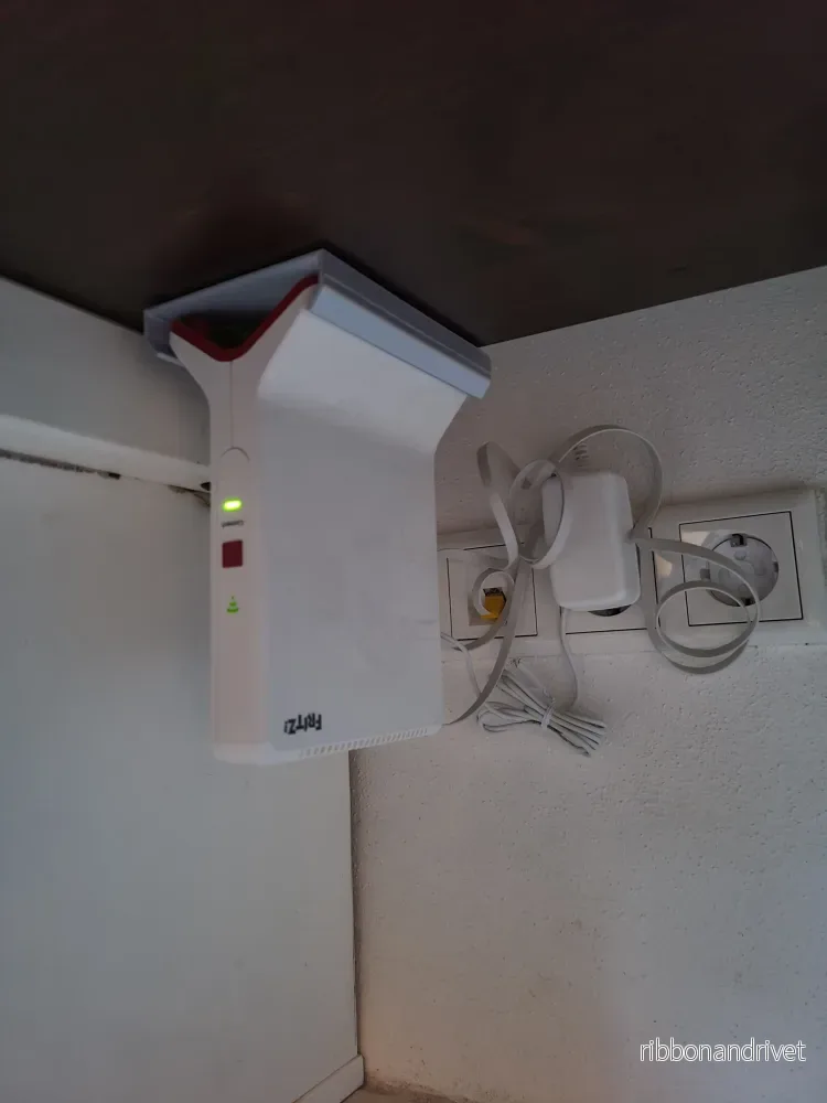 Monteringsfäste för AVM FRITZ! WLAN Mesh Repeater 3000 och 6000