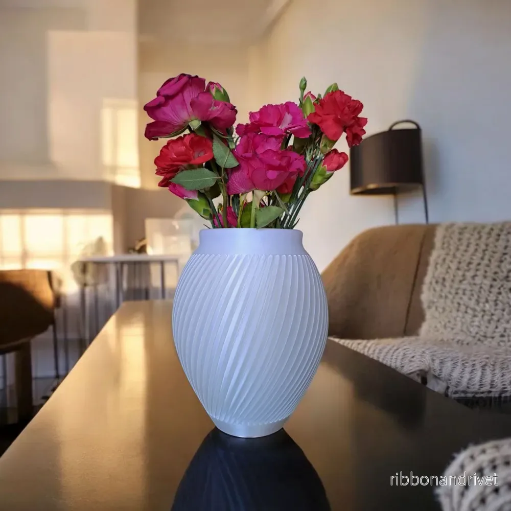 Modern vit vas med räfflad design