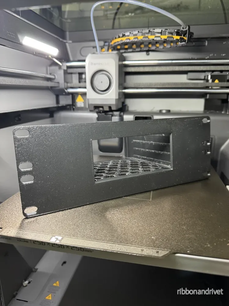 10-tums rackbeslag för GMKtec NucBox M5 Plus - Bild 2