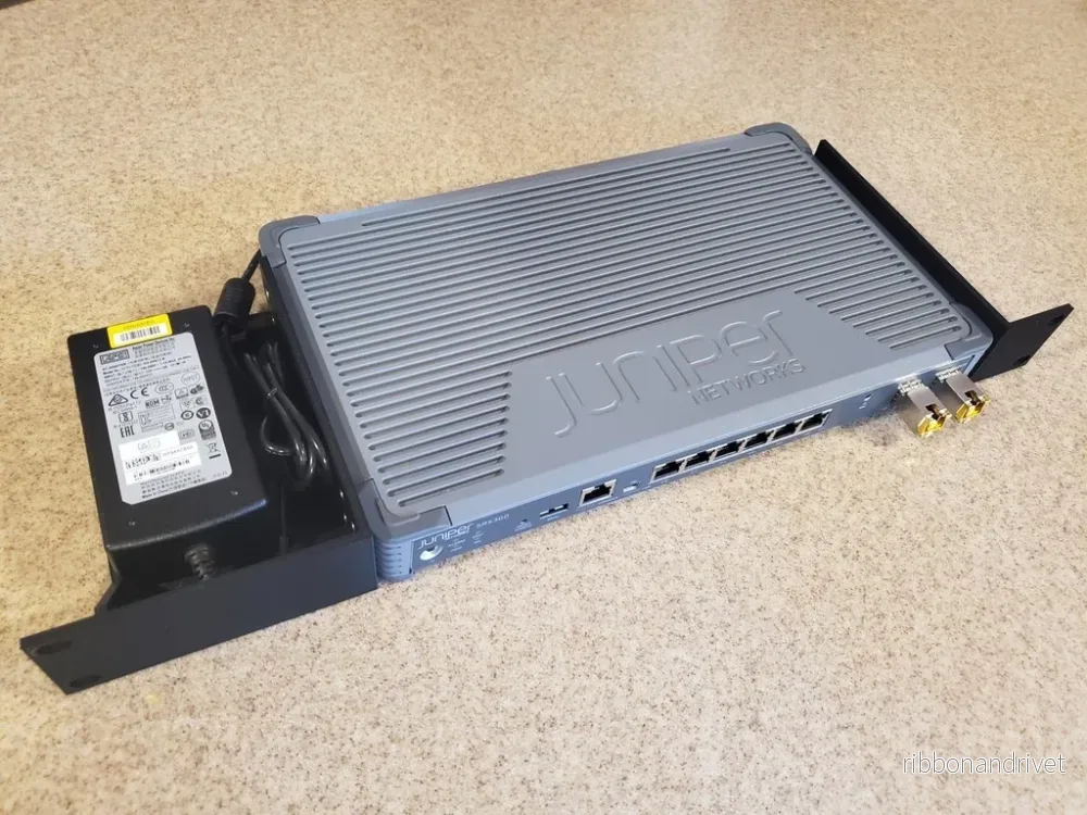 Rackmonteringssats för Juniper SRX300 med nätaggregatbricka
