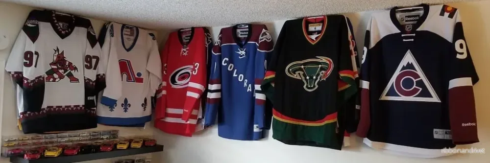 Väggfäste för 4 hockeytröjor