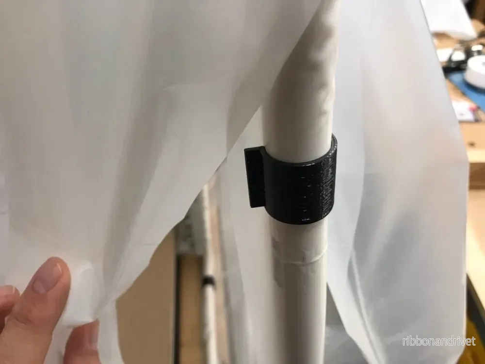 Praktiska 1/2 tums PVC-rörklämmor för folie och konstruktioner - Bild 2