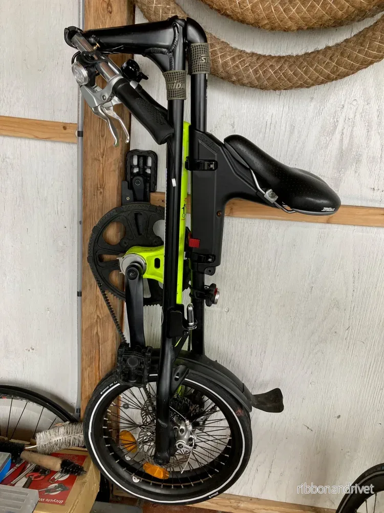 Strida väggfäste för hopfällbar cykel – Optimera din förvaring Strida väggfäste för hopfällbar cykel – Optimera din förvaring