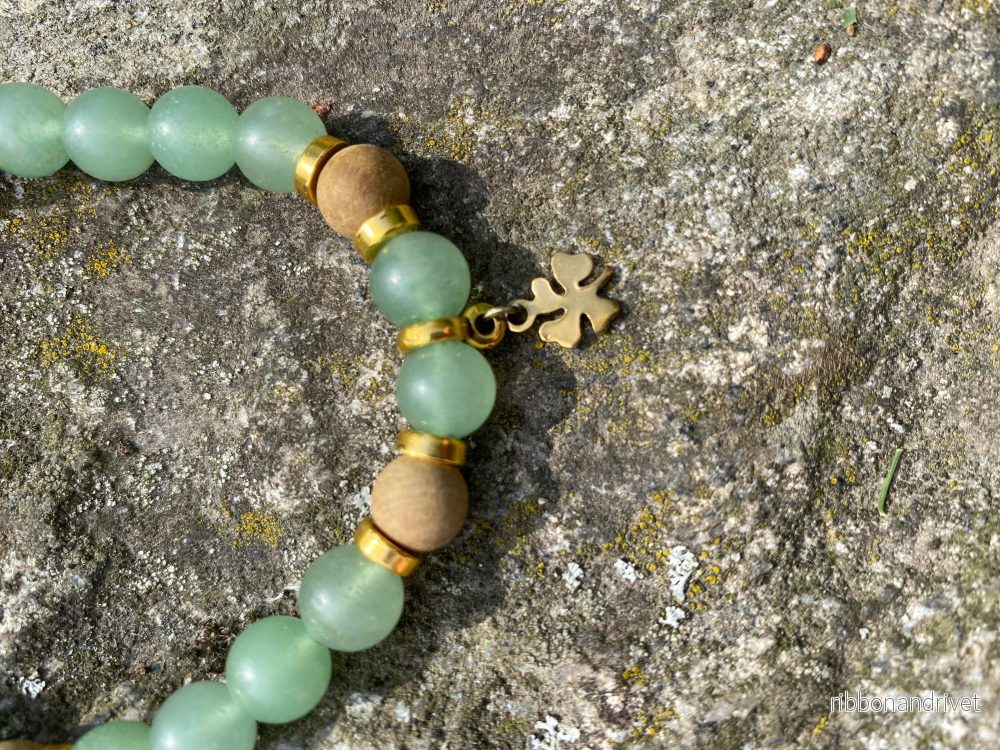 Grön Aventurin Armband med träpärlor o gulddetaljer - Bild 2