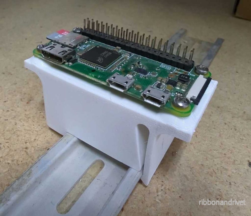 DIN-skenefäste för Raspberry Pi Zero DIN-skenefäste för Raspberry Pi Zero