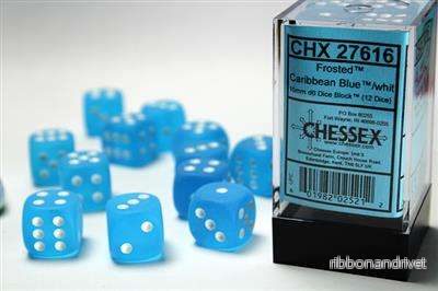 Chessex 16mm d6 med pips Tärningsblock (12 Tärningar) – Frostad Karibisk Blå med Vit Chessex 16mm d6 med pips Tärningsblock (12 Tärningar) – Frostad Karibisk Blå med Vit