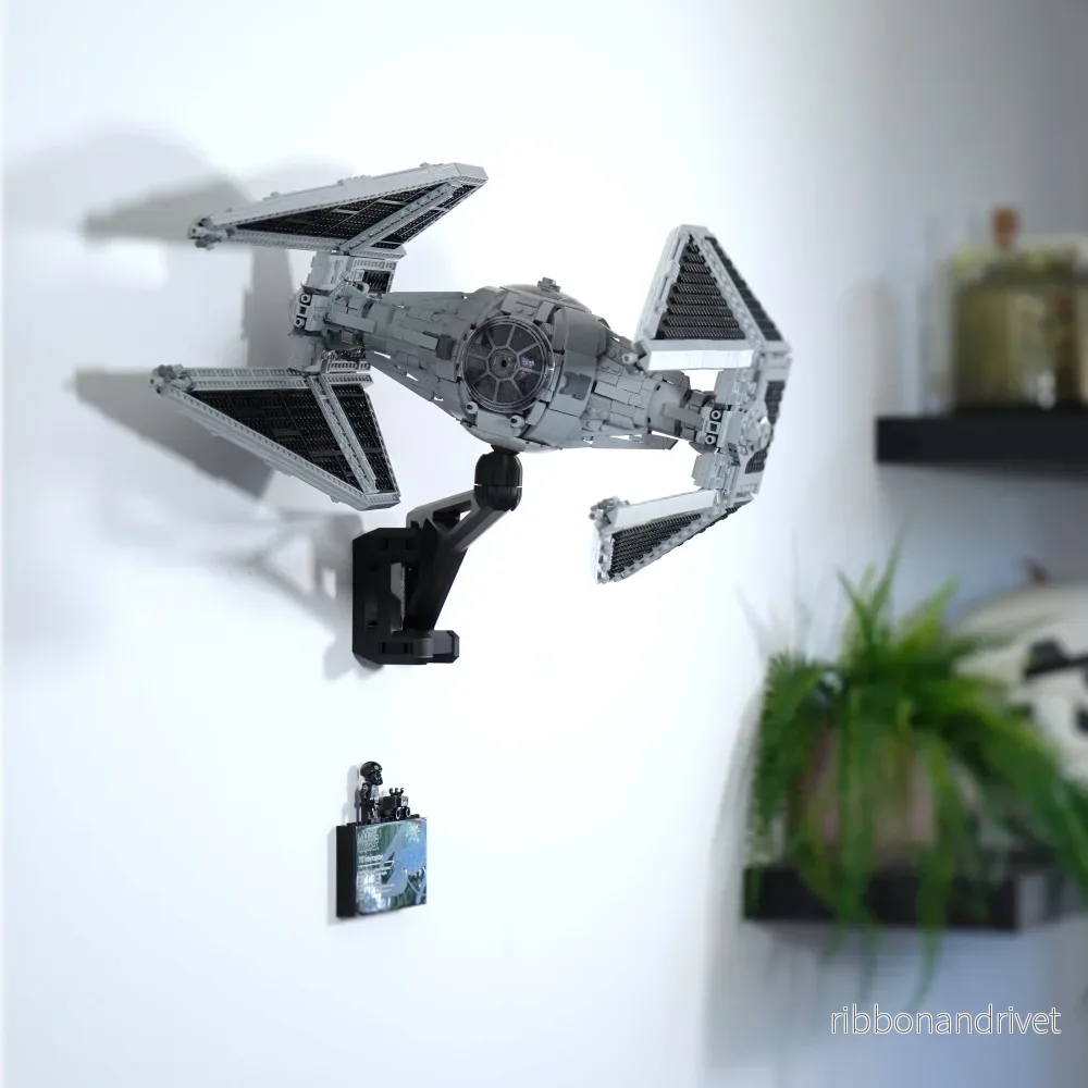 Justerbart väggfäste för UCS Tie Interceptor