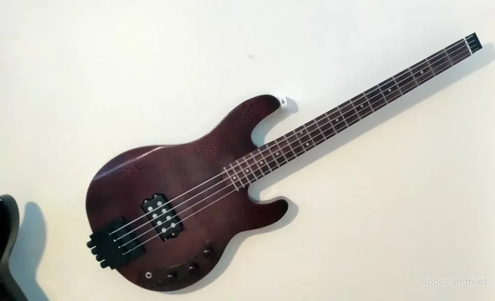 Väggfäste med remknapp för gitarr och bas