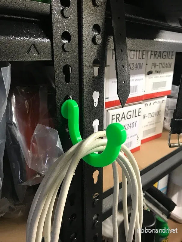 Kabelkrokar och kabelhängare för pallställ och hyllsystem - Bild 2
